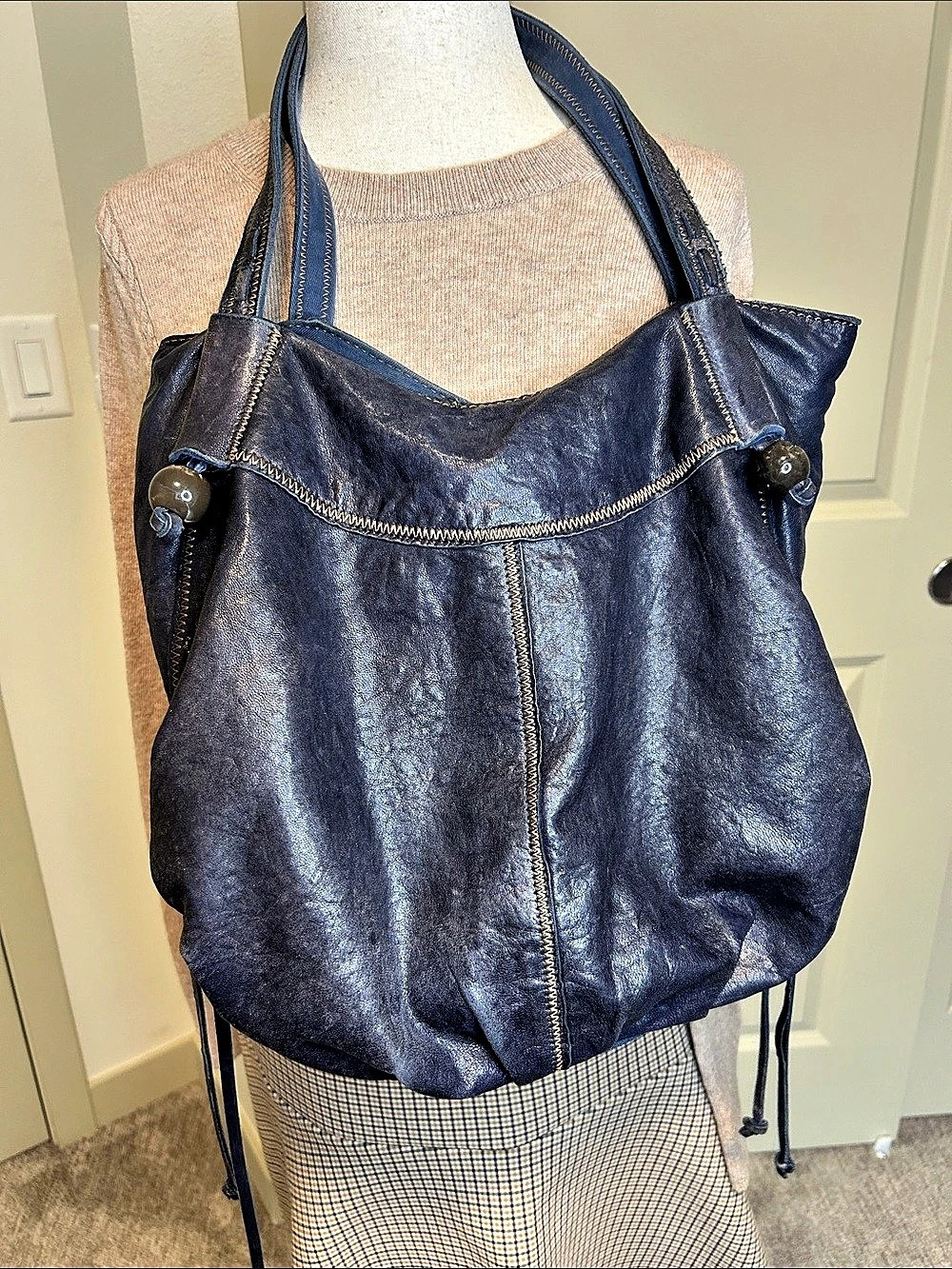 ✨ VTG LUCKY BRAND NAVY BLUE LEATHER SIDE TIE HOBO BAG ✨ - Picture 7 of 12